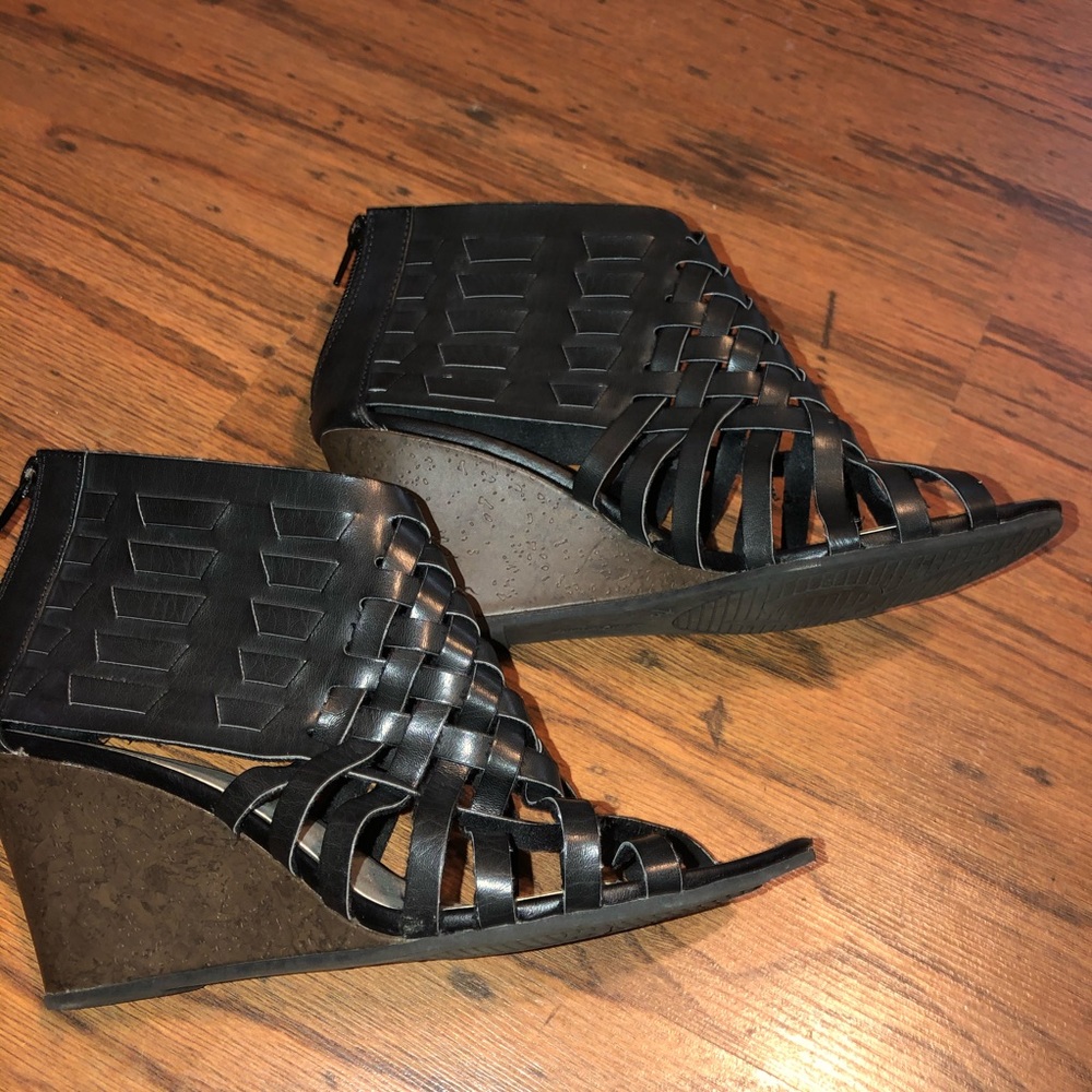 Black wedges